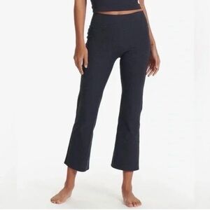 Vuori Elevation Slim Bootcut in black